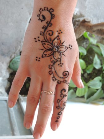 Узоры хной на руке