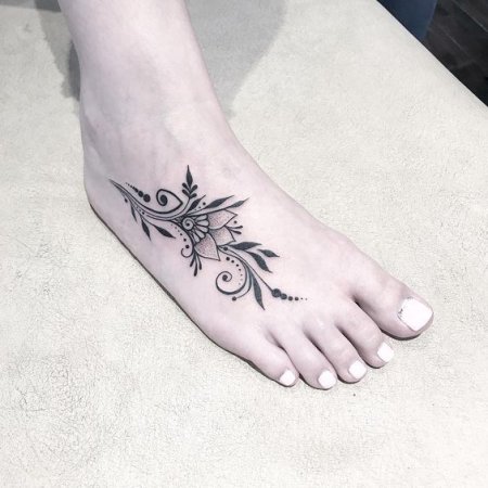 Тату на щиколотке орнамент
