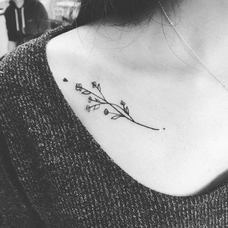 Тату хной на ключице