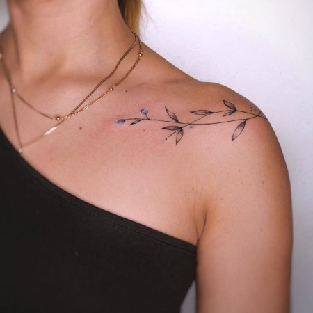 Тату на ключице