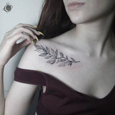 Тату на ключице