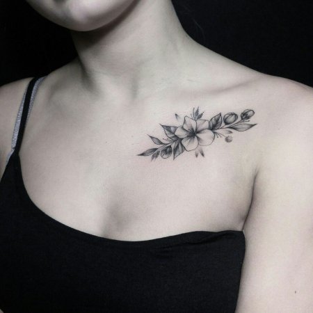 Тату на ключице с надписью и рисунком