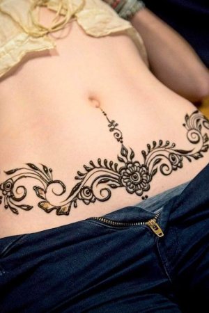 Мехенди на животе