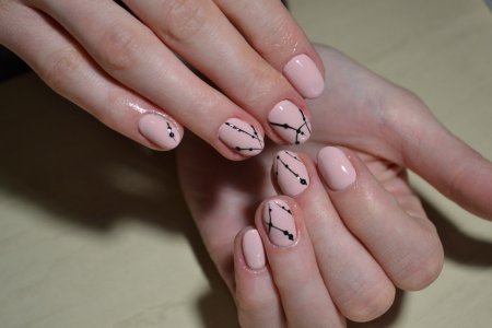 Бежевый маникюр на короткие ногти