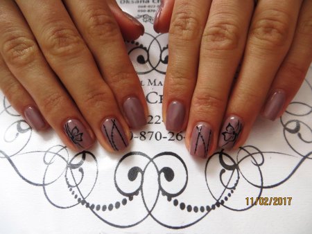 Дизайн ногтей на коричневом фоне