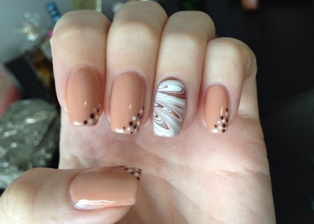 Маникюр в бежевых тонах с мрамором
