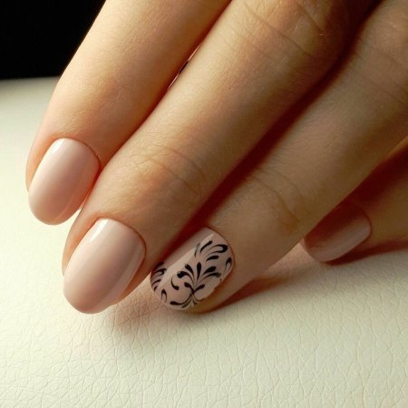 Ногти бежевые с рисунком