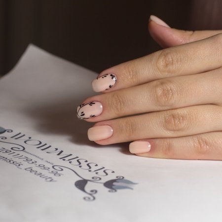 Ногти бежевые с рисунком