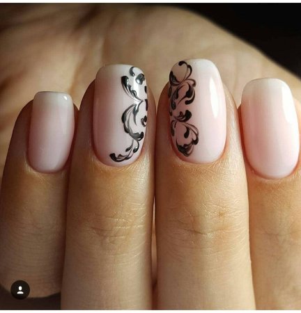 Маникюр с вензелями