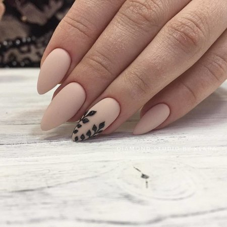 Красивый бежевый маникюр