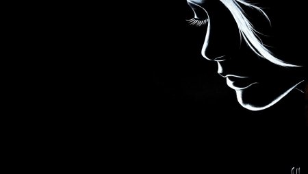 Силуэт девушки с волосами на черном фоне