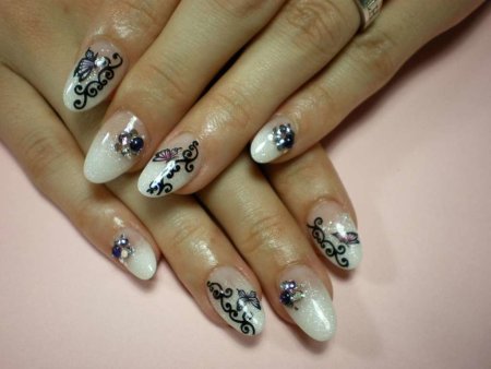 Французский маникюр с узорами и камушками