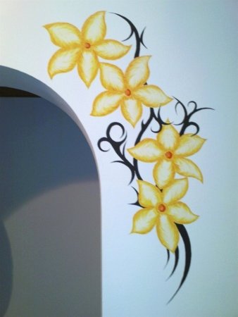 Нарисовать цветы на стене