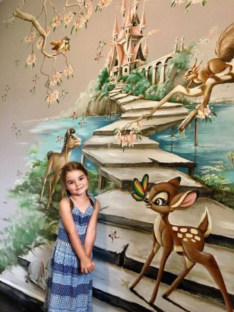 Красивые рисунки на стене в детской комнате