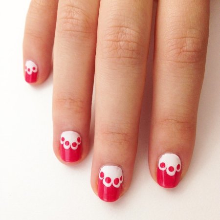 Розовый маникюр с вишенкой