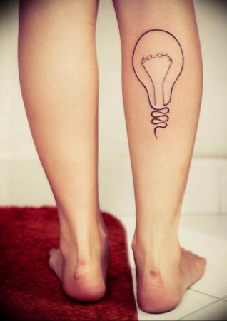 Тату маленькая на стопе