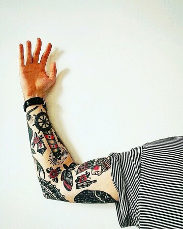 Рукав из разных татуировок