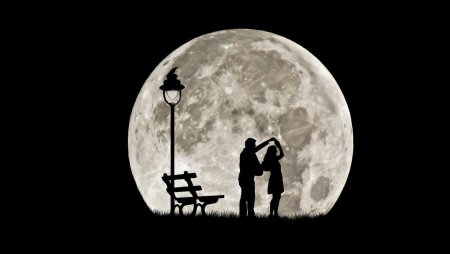 Пара на фоне Луны силуэт