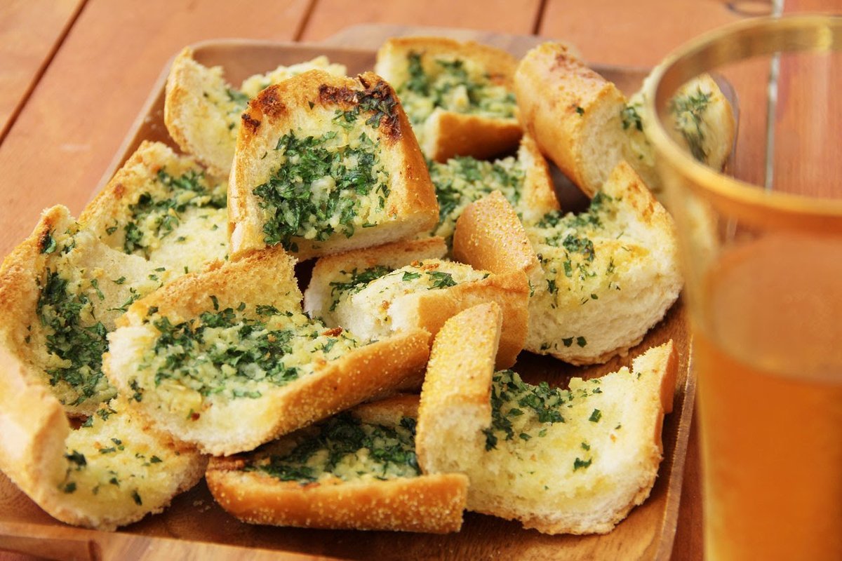 Хлеб с сыром и чесноком рецепт. Крутоны муаль. Багет с зеленью. Багет с чесноком и сыром. Гренки с чесноком и сыром.