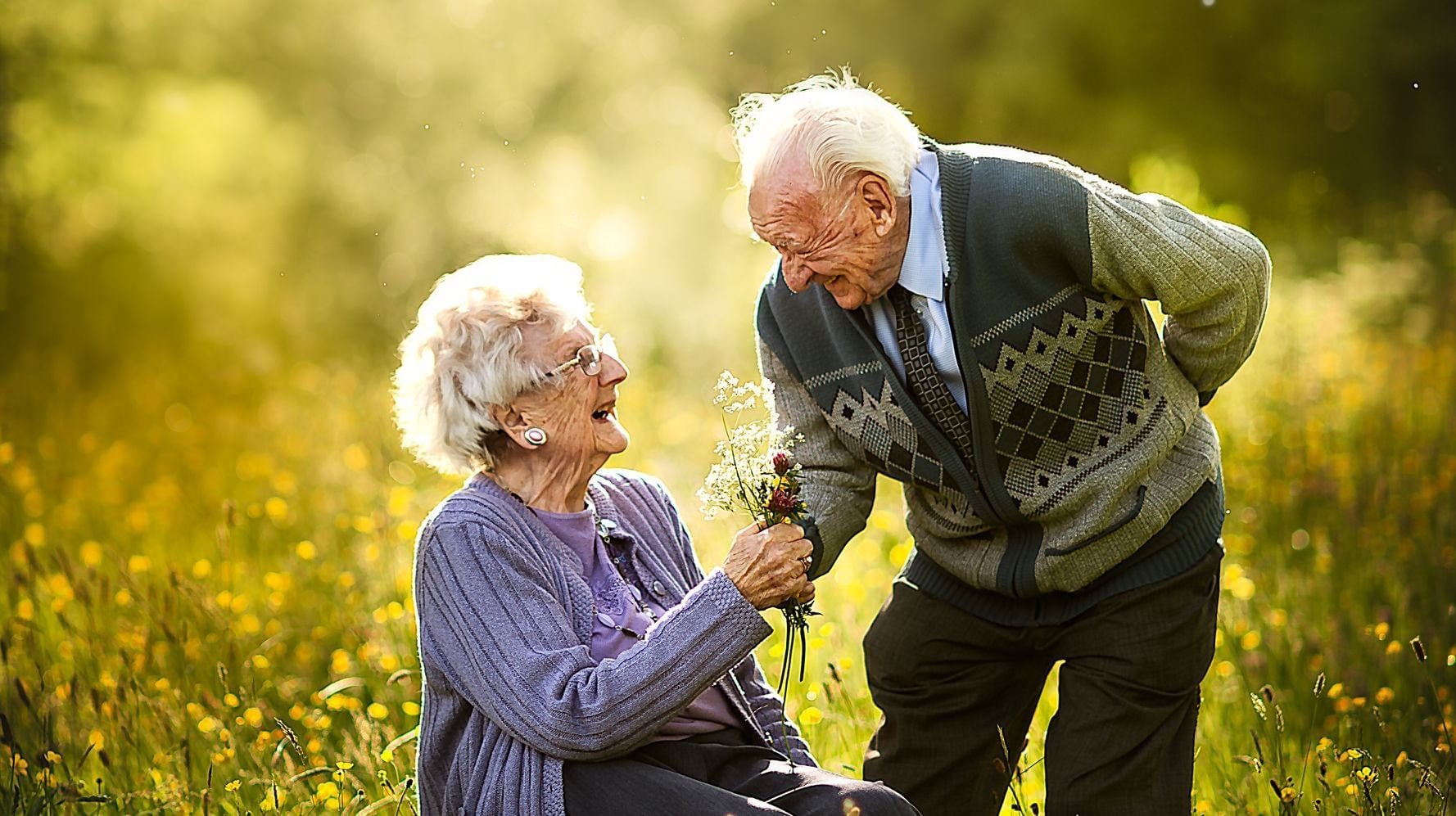 Любовь долголетие. Счастливые пожилые люди. Счастливая старость. Счастливые пенсионеры. Счастливые старики.