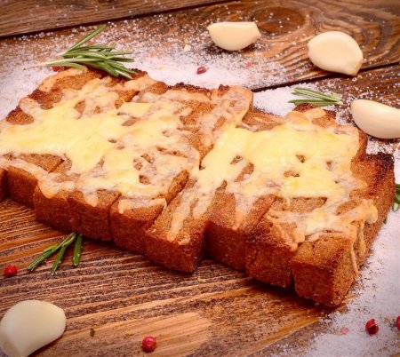 Гренки с чесноком и сыром