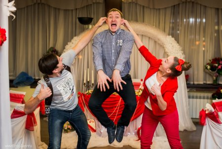 Дергать за уши на день рождения