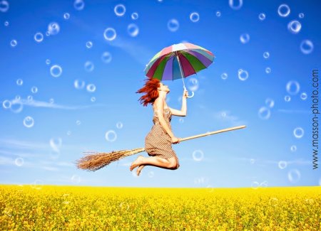 Девушка с зонтом летит