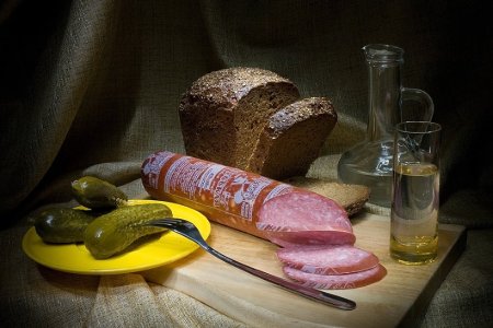 Хлеб с колбасой