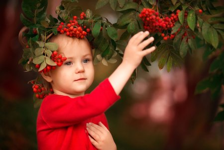 Девочка с рябиной