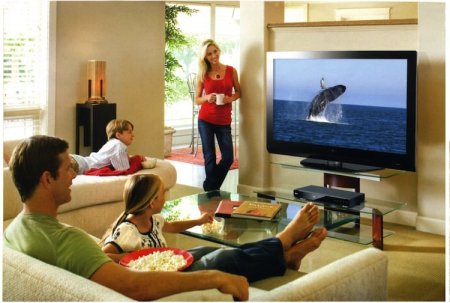 Семья за телевизором