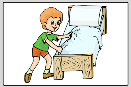 Мальчик заправляет кровать