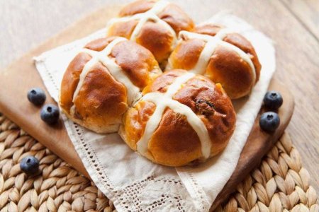 Булочки с крестом на Пасху