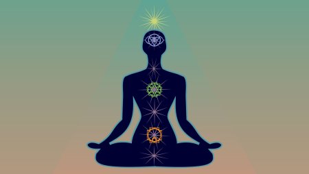 Женщина в позе лотоса