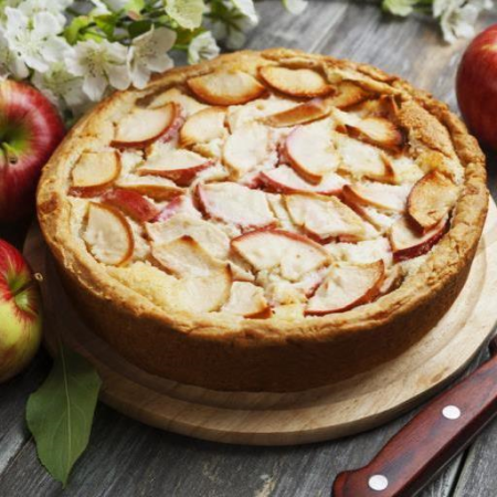 Красивая шарлотка с яблоками