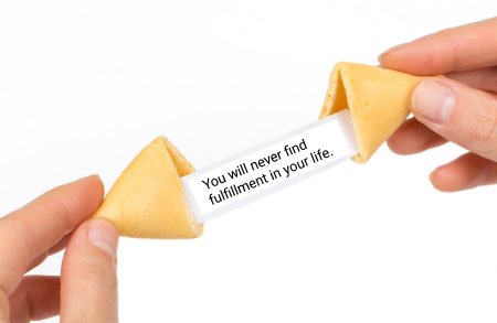 Печенье с предсказаниями в руках