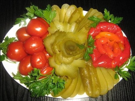 Украшение из соленых овощей