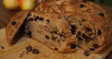 Хлеб с корицей и изюмом