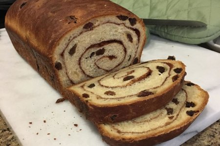 Хлеб с корицей и изюмом