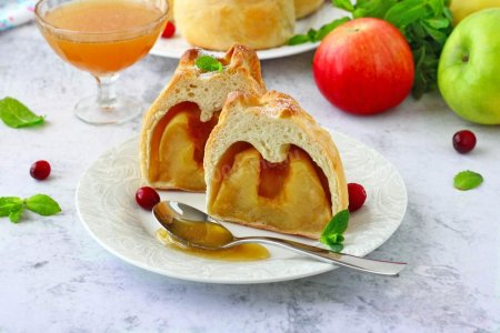 Яблоки в тесте в духовке