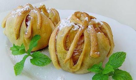 Яблоки в слоеном тесте подача