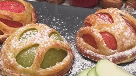 Яблоки в слойке подача