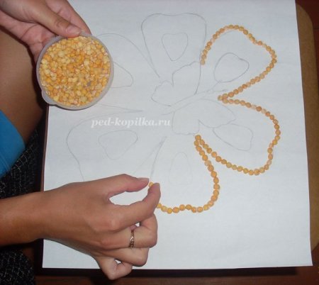 Поделка из макарон на листе