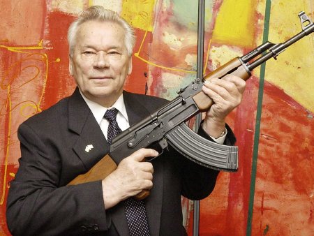 Калашников Михаил Тимофеевич с автоматом