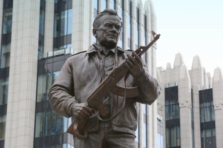 Памятник Михаилу Калашникову. Москва, Россия