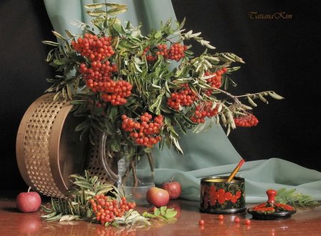 Осенний натюрморт с рябиной