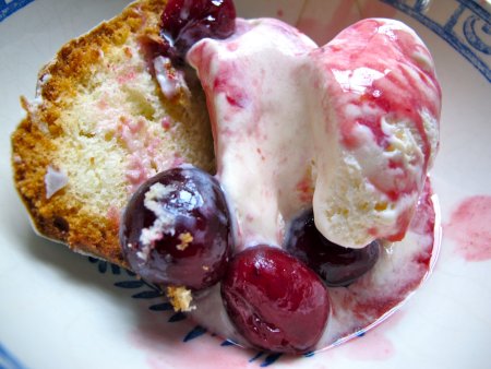 Десерт вишнёвый фламбе