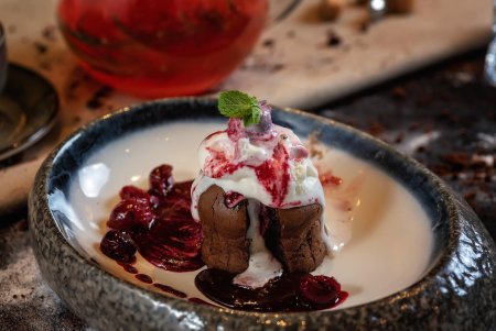 Фондан шоколадный с вишней и мороженым