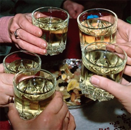 Чокаются рюмками