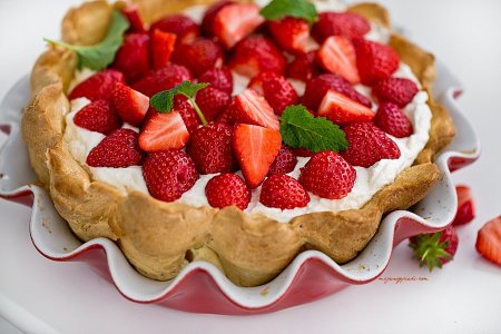 Пирог с заварным кремом и клубникой