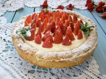 Песочный торт с клубникой